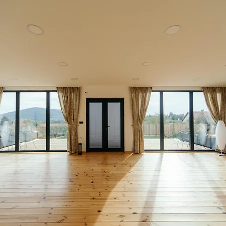 Sunmoon Kosmaj Kucice I Prostor Za Dogadaje *